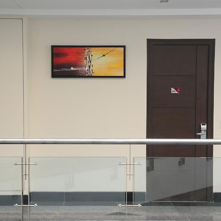 Hotel Gulnar Ню Делхи Екстериор снимка