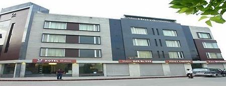 Hotel Gulnar Ню Делхи Екстериор снимка