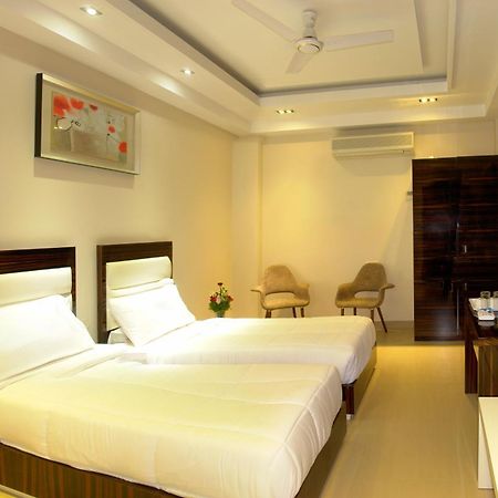 Hotel Gulnar Ню Делхи Екстериор снимка