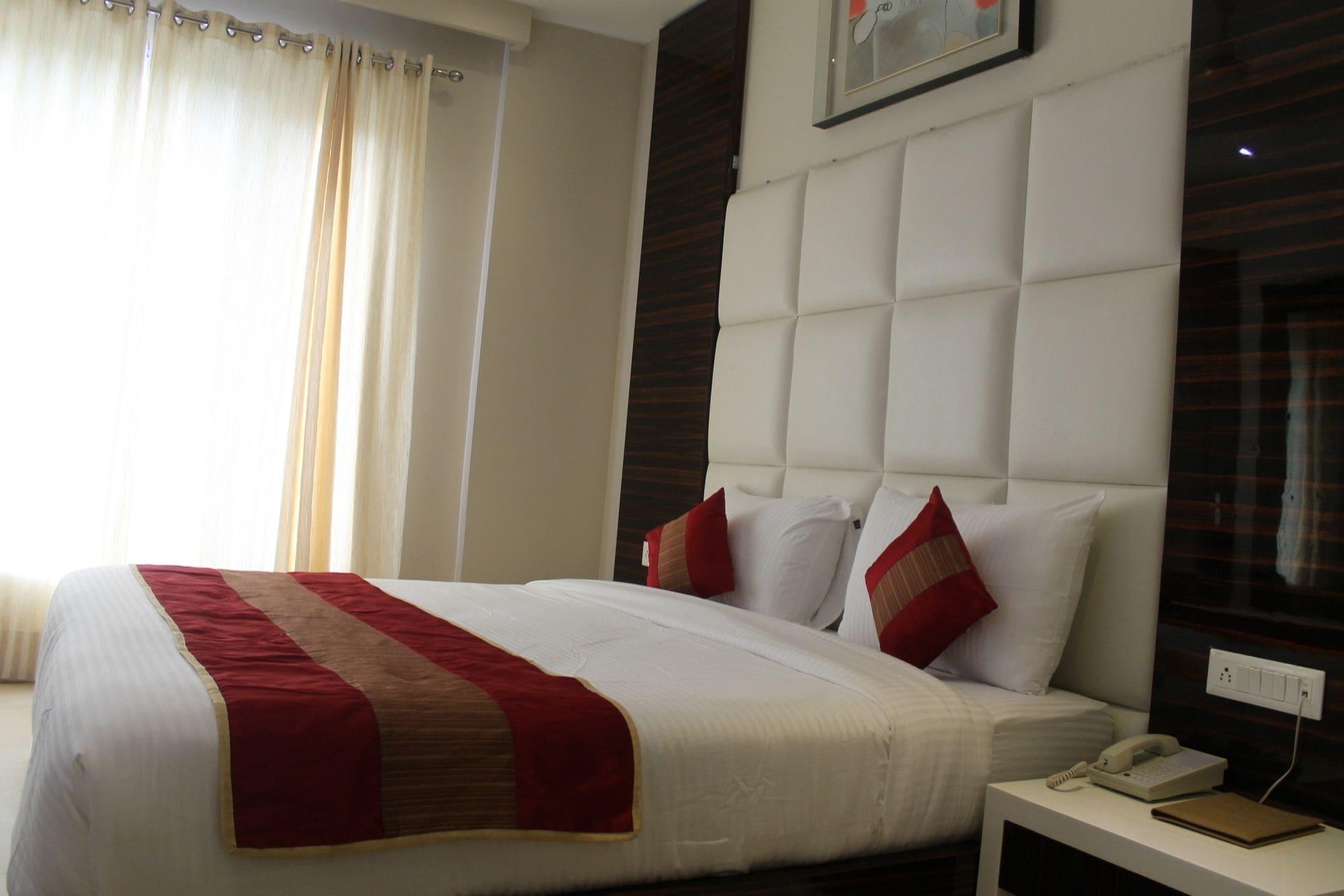 Hotel Gulnar Ню Делхи Екстериор снимка