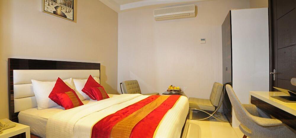 Hotel Gulnar Ню Делхи Екстериор снимка