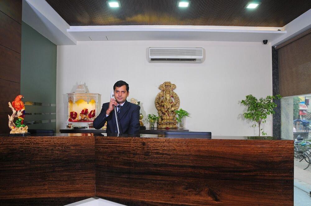Hotel Gulnar Ню Делхи Екстериор снимка