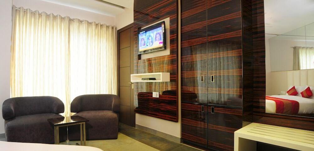 Hotel Gulnar Ню Делхи Екстериор снимка