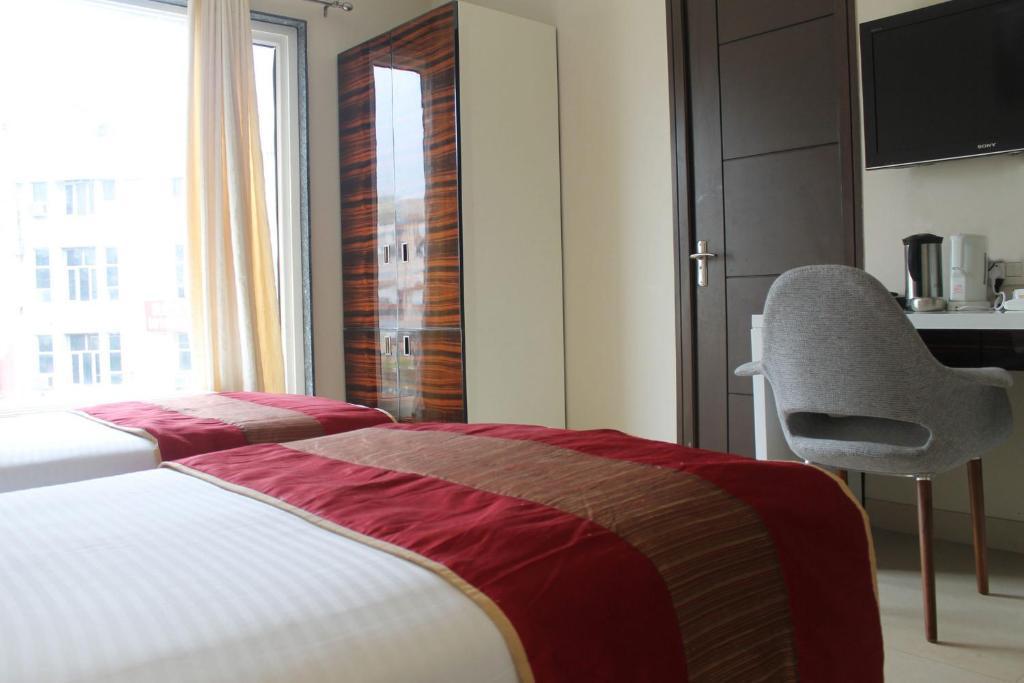 Hotel Gulnar Ню Делхи Екстериор снимка