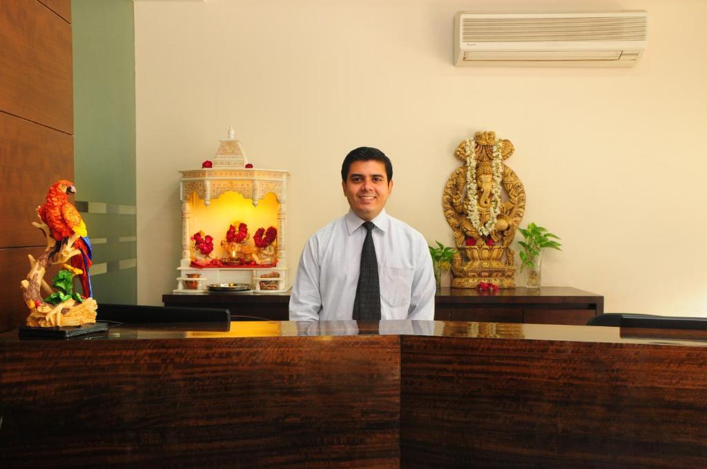 Hotel Gulnar Ню Делхи Екстериор снимка