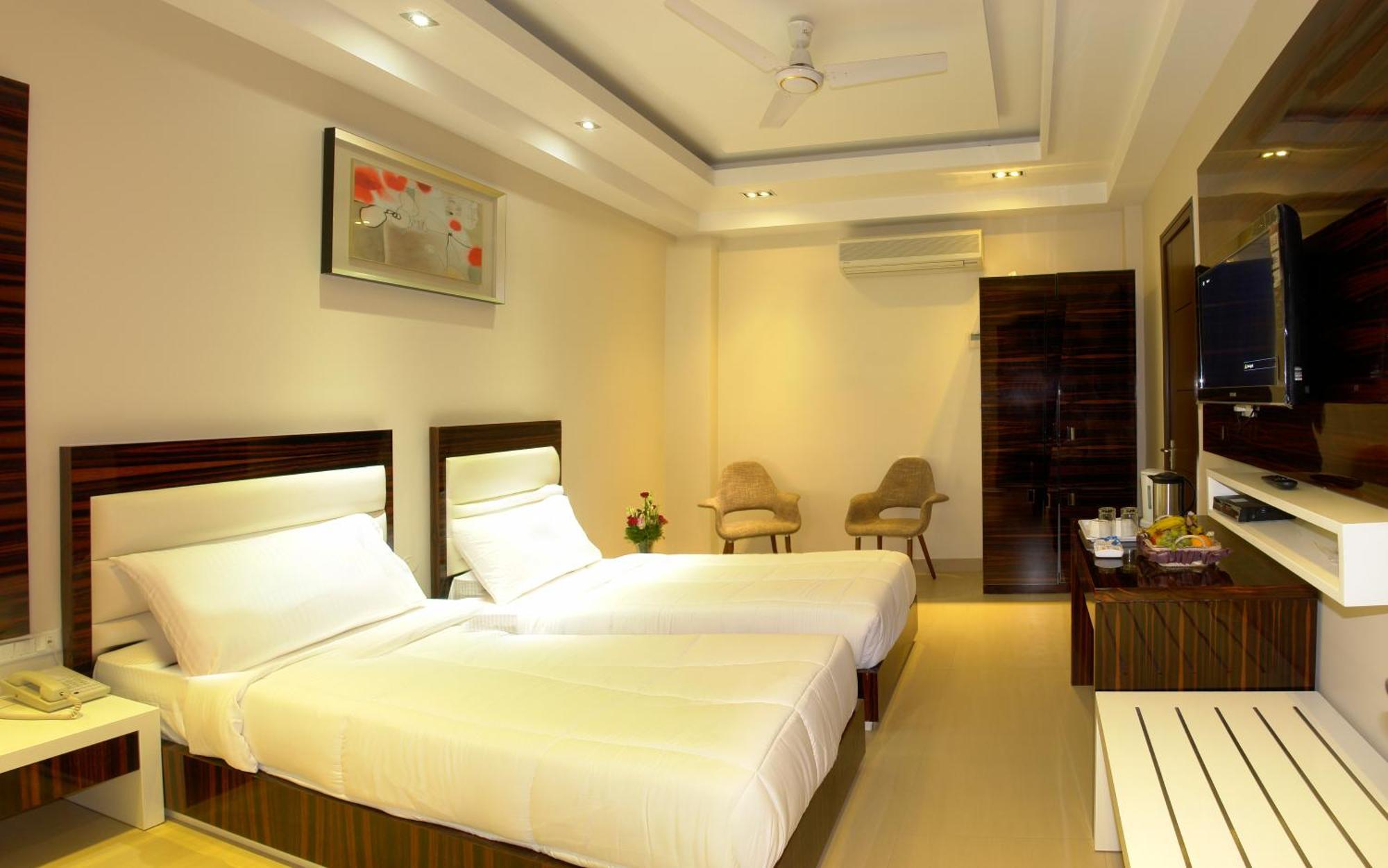 Hotel Gulnar Ню Делхи Екстериор снимка