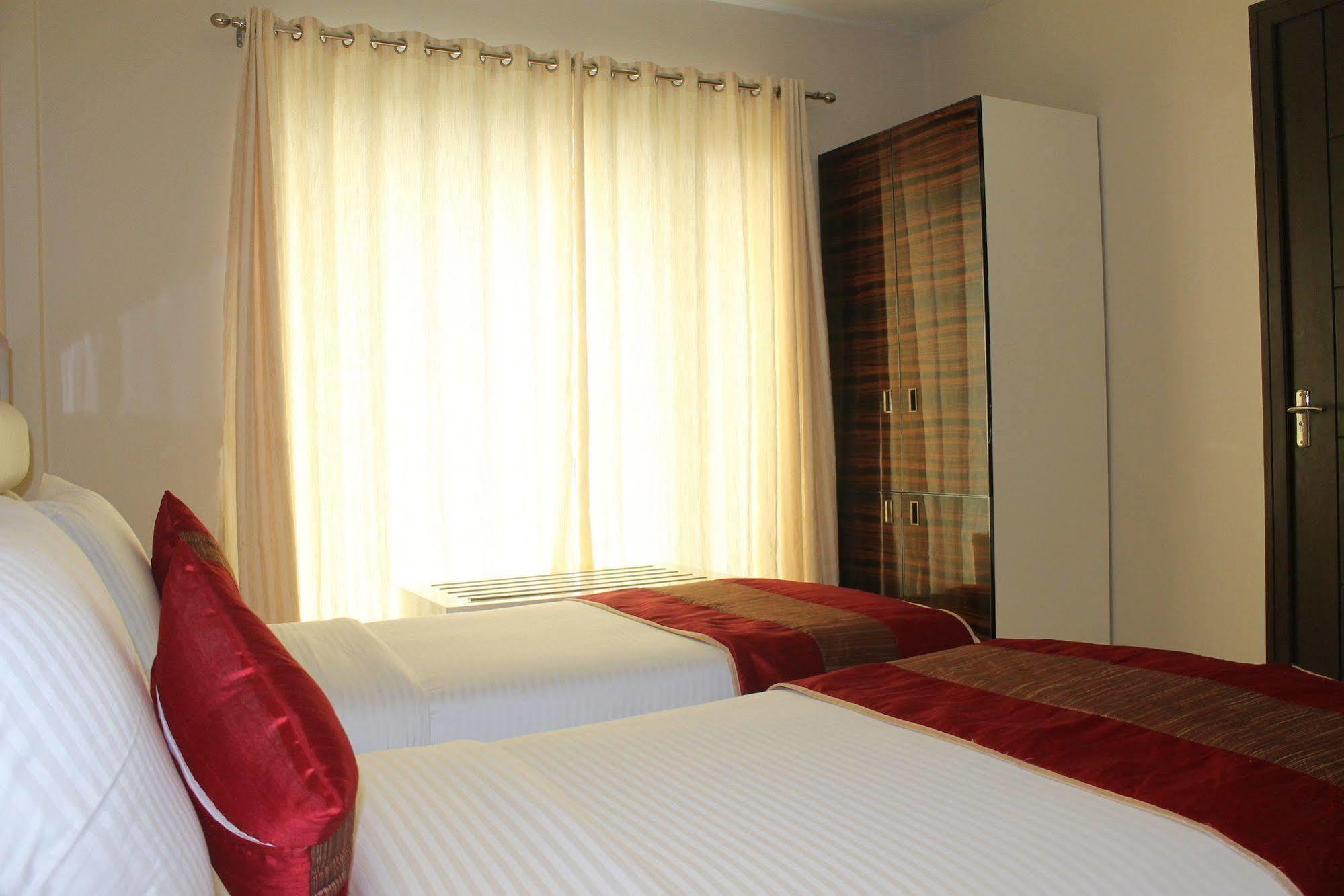 Hotel Gulnar Ню Делхи Стая снимка