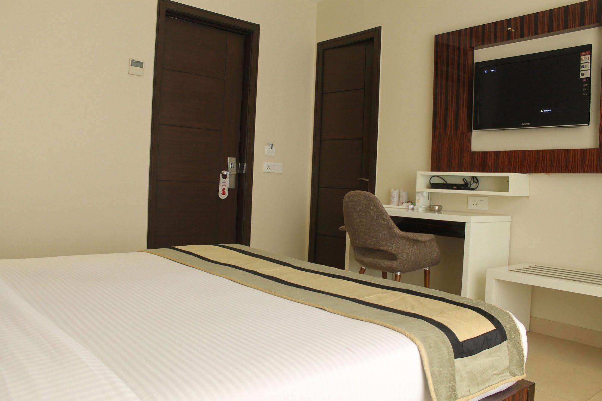 Hotel Gulnar Ню Делхи Екстериор снимка