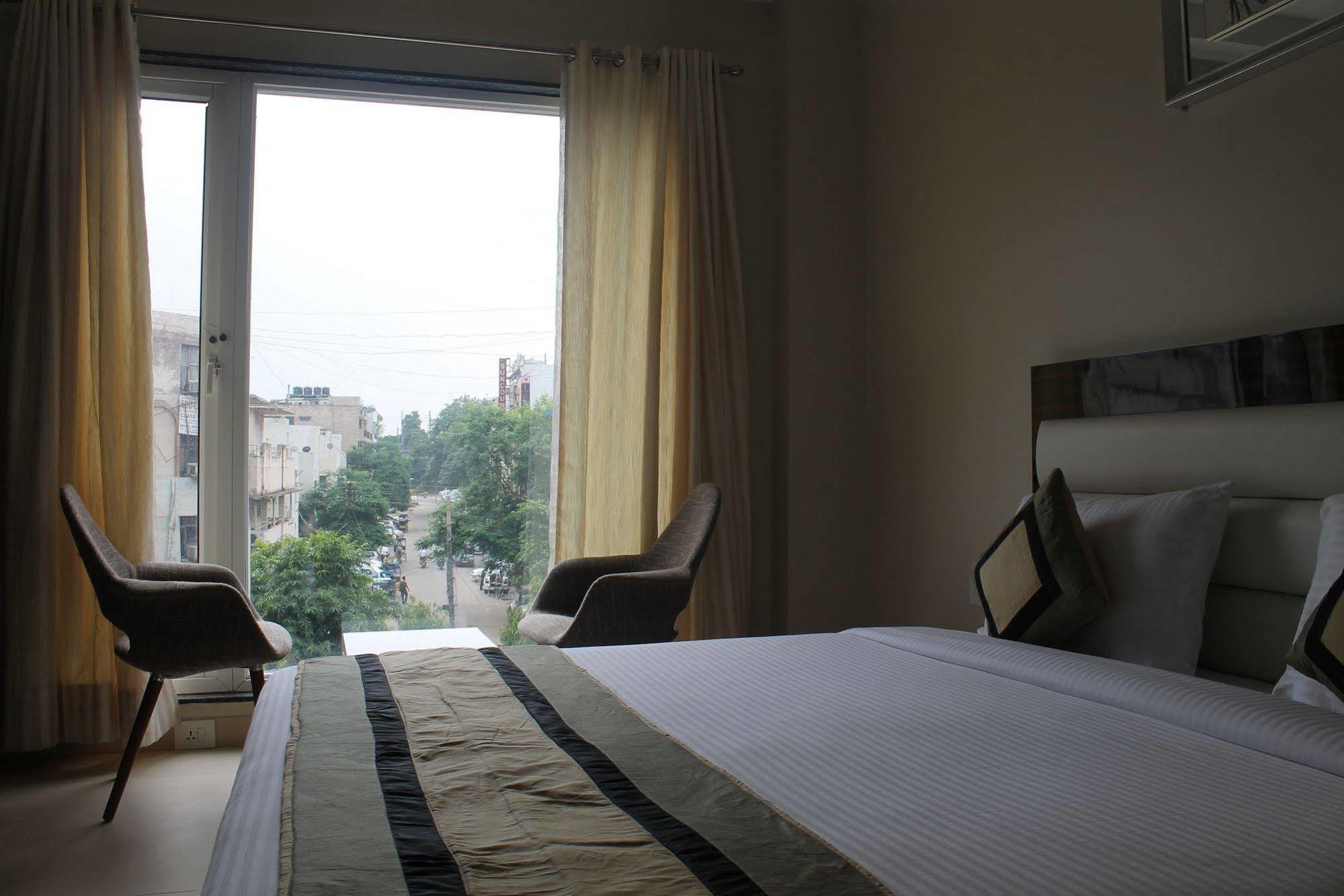 Hotel Gulnar Ню Делхи Стая снимка