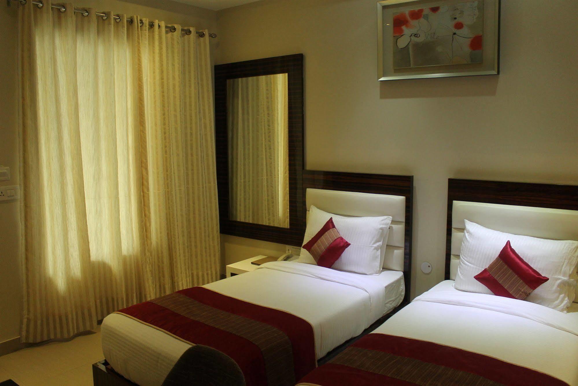 Hotel Gulnar Ню Делхи Екстериор снимка