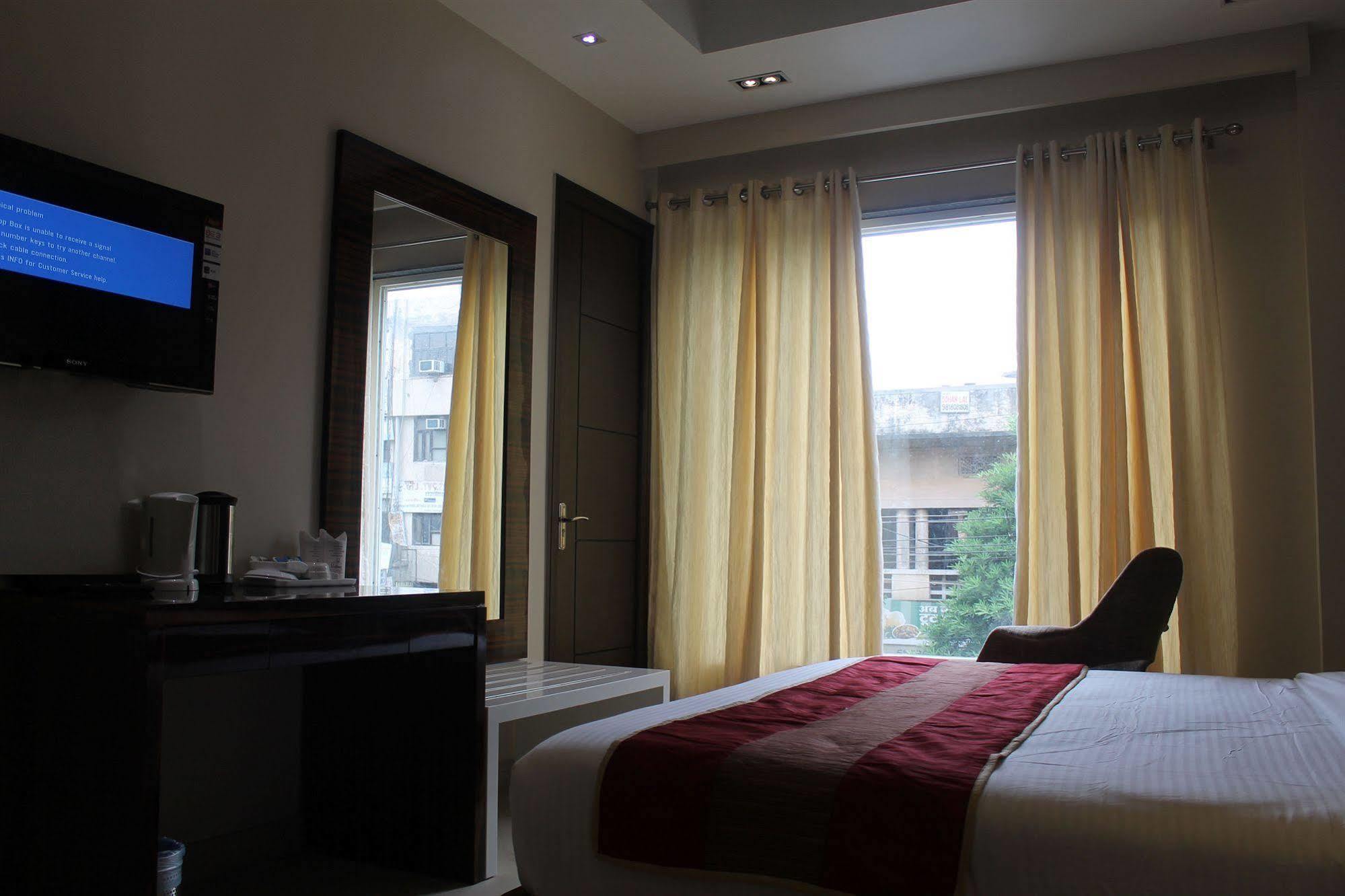 Hotel Gulnar Ню Делхи Екстериор снимка
