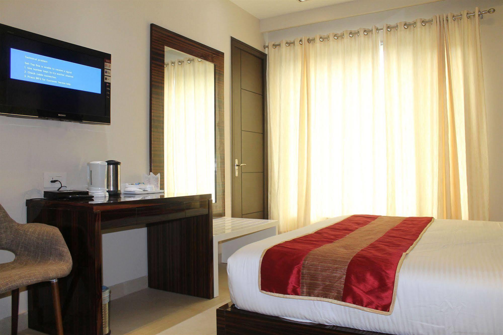 Hotel Gulnar Ню Делхи Екстериор снимка