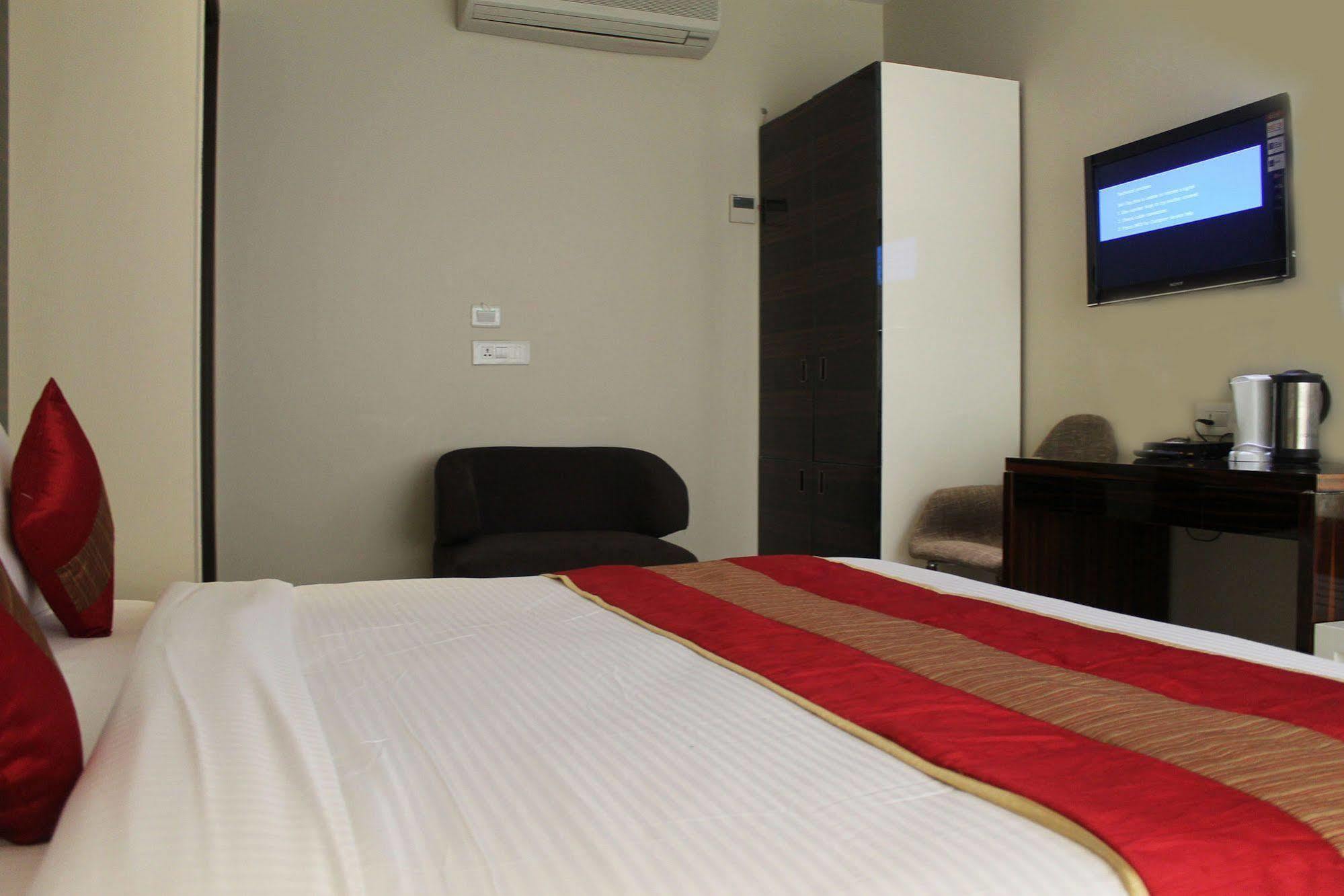 Hotel Gulnar Ню Делхи Екстериор снимка